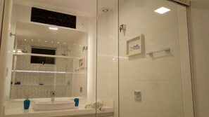 Studio tiện nghi đơn giản, 1 phòng ngủ, bếp nhỏ, quang cảnh sân vườn | Chậu rửa trong phòng tắm
