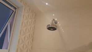 Estúdio conforto, 1 quarto, cozinha americana, vista para o pátio | Chuveiro