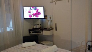 Estúdio conforto, 1 quarto, cozinha americana, vista para o pátio | Roupas de cama premium, cofres nos quartos, escrivaninha