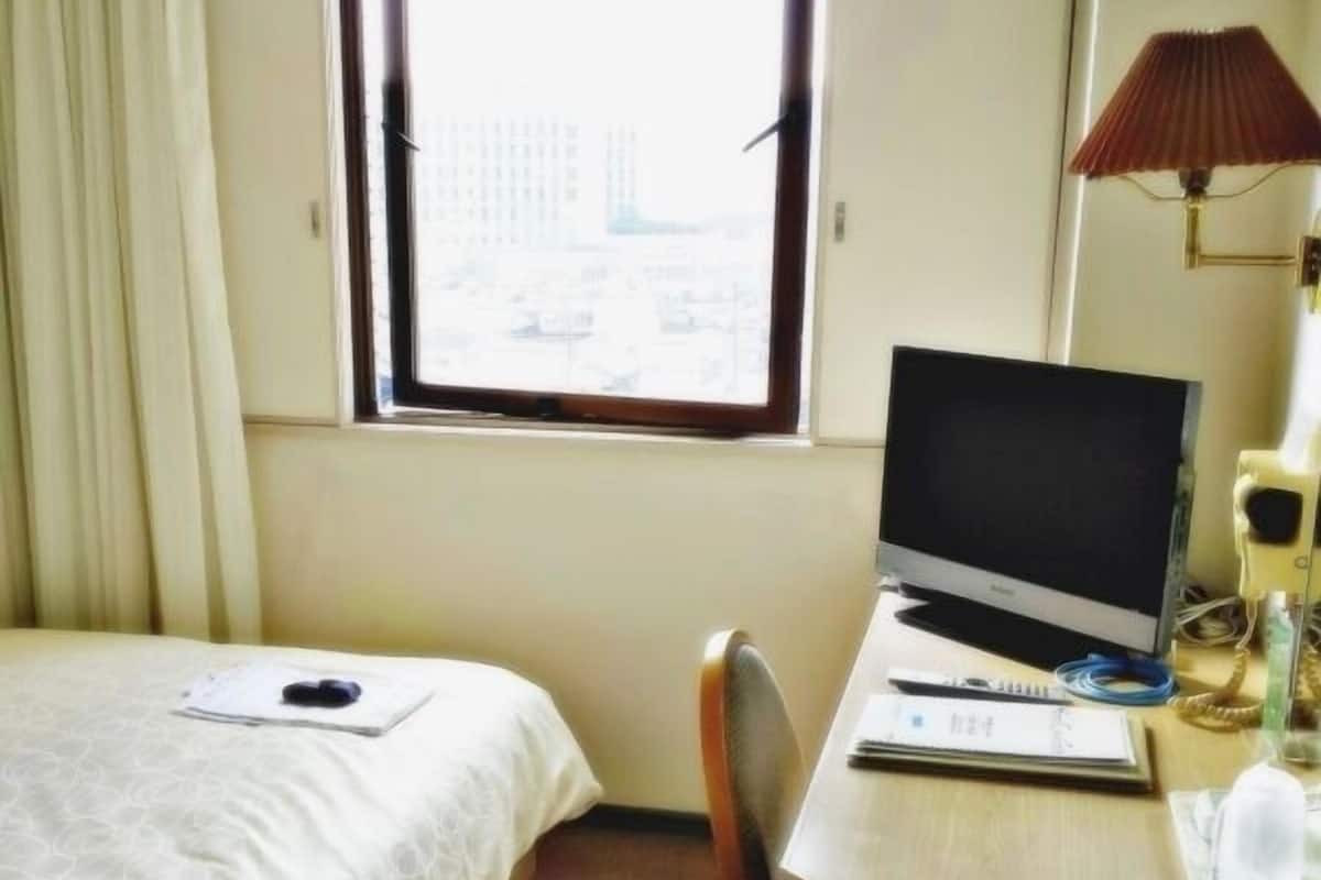 Escritorio, espacio para trabajar con un portátil, cortinas opacas