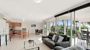 Unclassified image, 4 of 30, button - Oasis 25 Hamilton Island (Whitsundays)