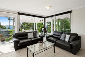 Appartement Familial, 2 chambres, vue mer | Coin séjour | Télévision à écran plat, console de jeux vidéo, lecteur de DVD