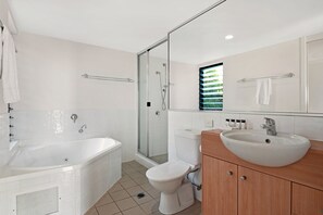 Appartement Familial, 2 chambres, vue mer | Salle de bain | Baignoire et douche séparées, baignoire à jets, sèche-cheveux