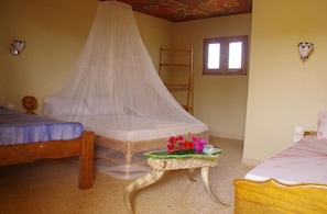 Habitación cuádruple familiar | Cortinas opacas, wifi gratis, ropa de cama