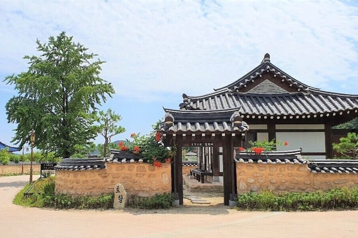 Traditional Room (Ikchungjae) | Free WiFi, bed sheets