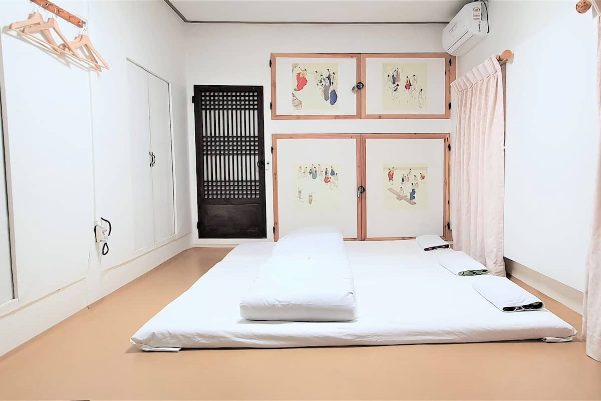 Traditionele eenpersoonskamer, 1 slaapkamer (Middle Room) | 1 slaapkamer, gratis wifi, beddengoed