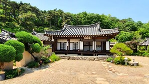 Vista frontal de la propiedad