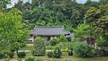 Traditional Room (Ikchungjae) | WiFi (free), bed sheets
