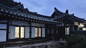 Un edificio japonés tradicional con tejado de tejas y estructura de madera.
