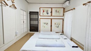 Una habitación con cama, armario, ventana y puerta.