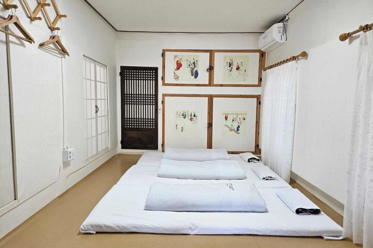 Traditional Single Room, 1 Bedroom (Middle Room) | Free WiFi, bed sheets