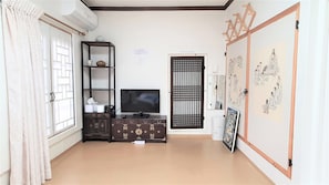 Traditional Single Room (Small sarangbang) | Free WiFi, bed sheets