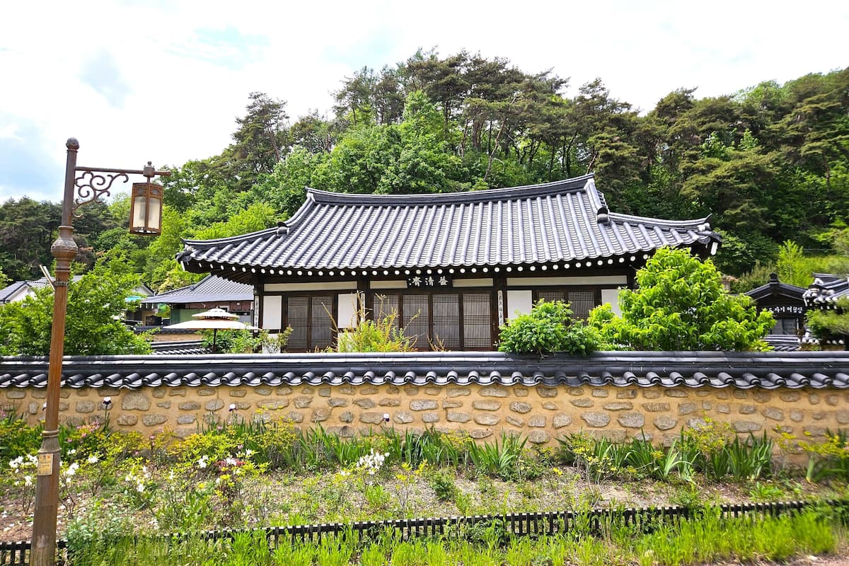 Traditional Room (Ikchungjae)