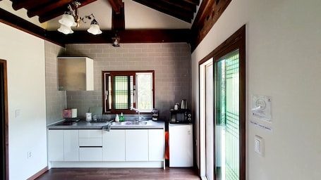 Traditional Room (Yonghojung) | Living area. Tohyang Gotaek