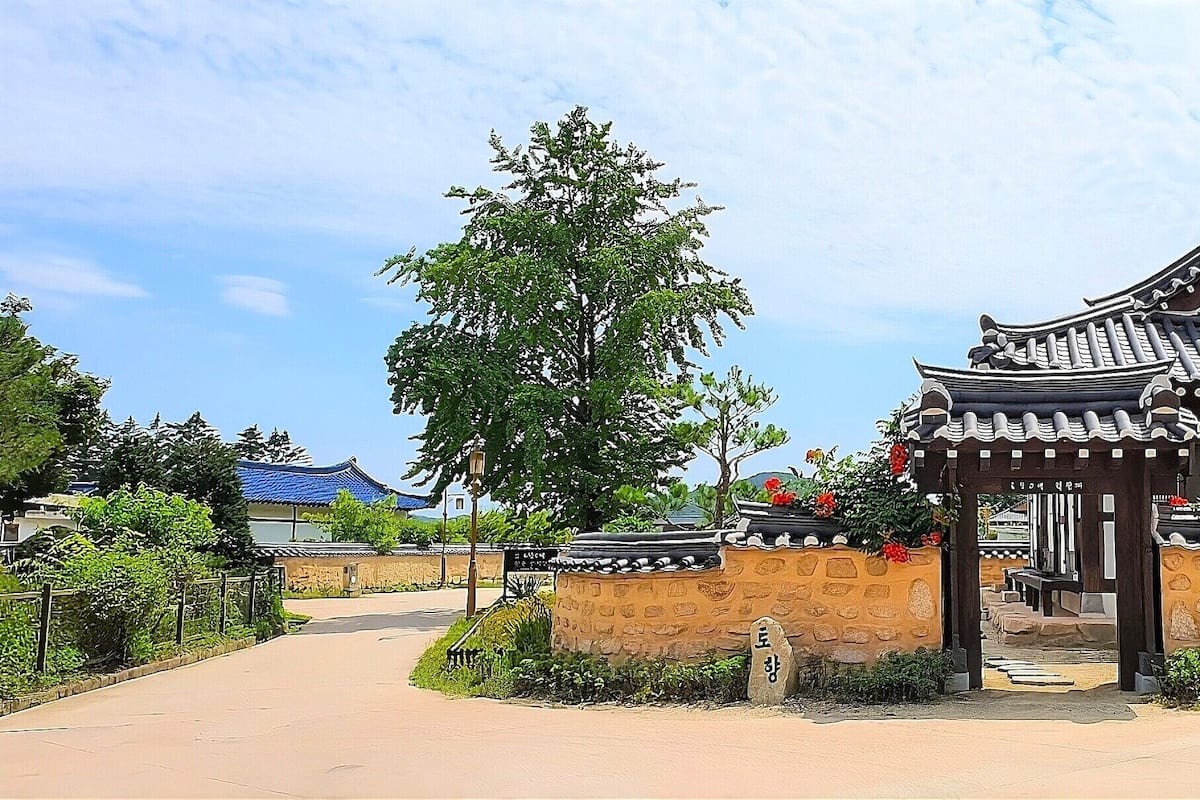Traditional Room (Ikchungjae) | WiFi (free), bed sheets