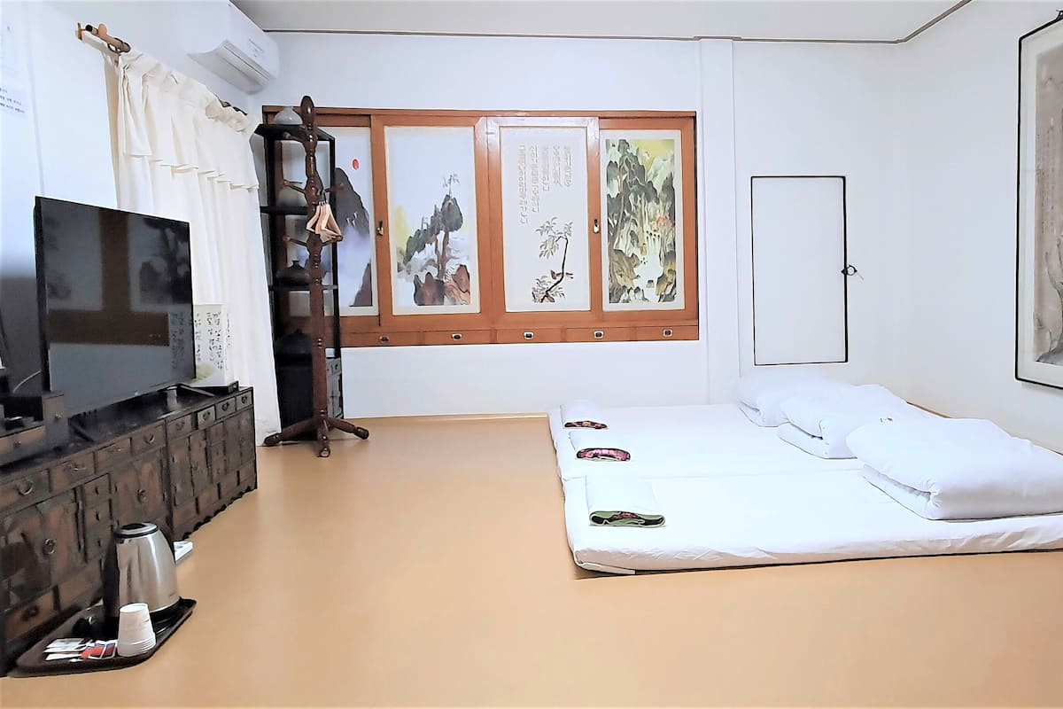 Traditional Single Room (Large sarangbang) | WiFi (free), bed sheets