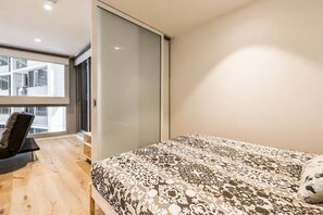 公寓, 1 間臥室, 陽台, 城市景觀 | 1 間臥室、高級寢具、熨斗/熨衣板、免費無線上網