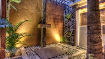 Deluxe-Villa, 3 Schlafzimmer, eigener Pool | Badezimmer | Dusche, kostenlose Toilettenartikel, Haartrockner, Bademäntel