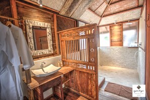 Villa Deluxe, 3 habitaciones, piscina privada | Baño | Ducha, artículos de higiene personal gratuitos y secador de pelo
