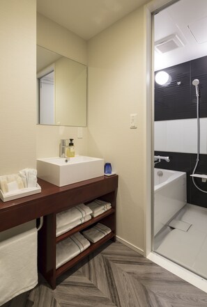 Articles de toilette gratuits, sèche-cheveux, chaussons, bidet