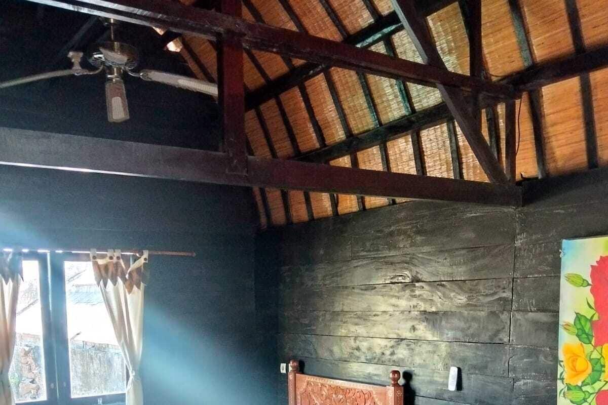 Kamar Keluarga | Meja kerja dan seprai linen