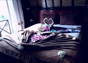 Bungalow, Pool View | Desk, bed sheets - Bale Sasak (Gili Trawangan)