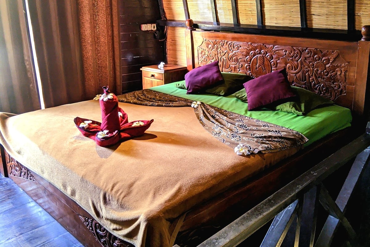 Bungalow, pemandangan kolam renang | Meja kerja dan seprai linen