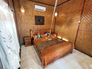 Standard Double Room | Desk, bed sheets