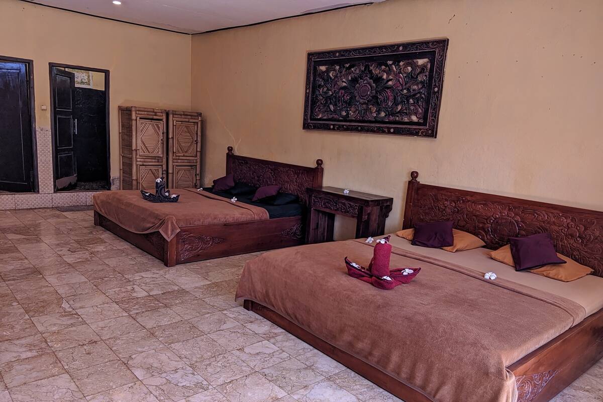 Family Room | Desk, bed sheets