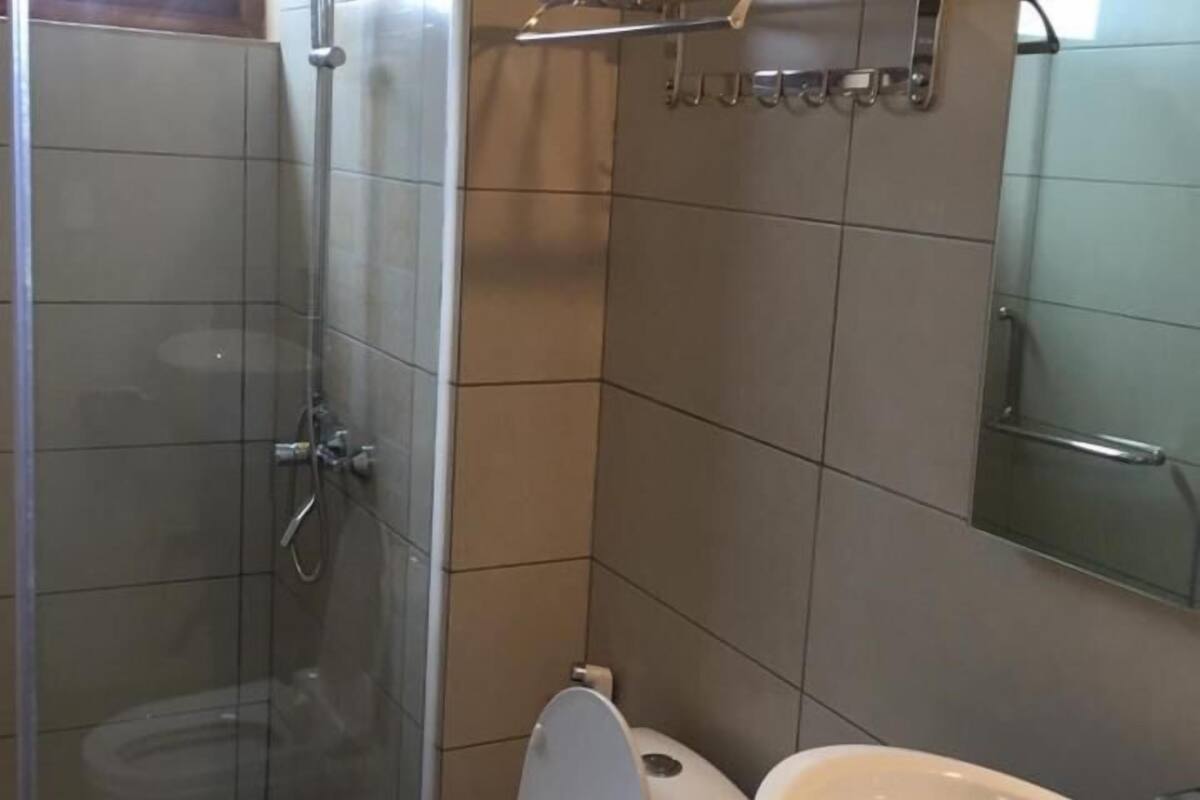 shower, free toiletries, hair dryer, slippers