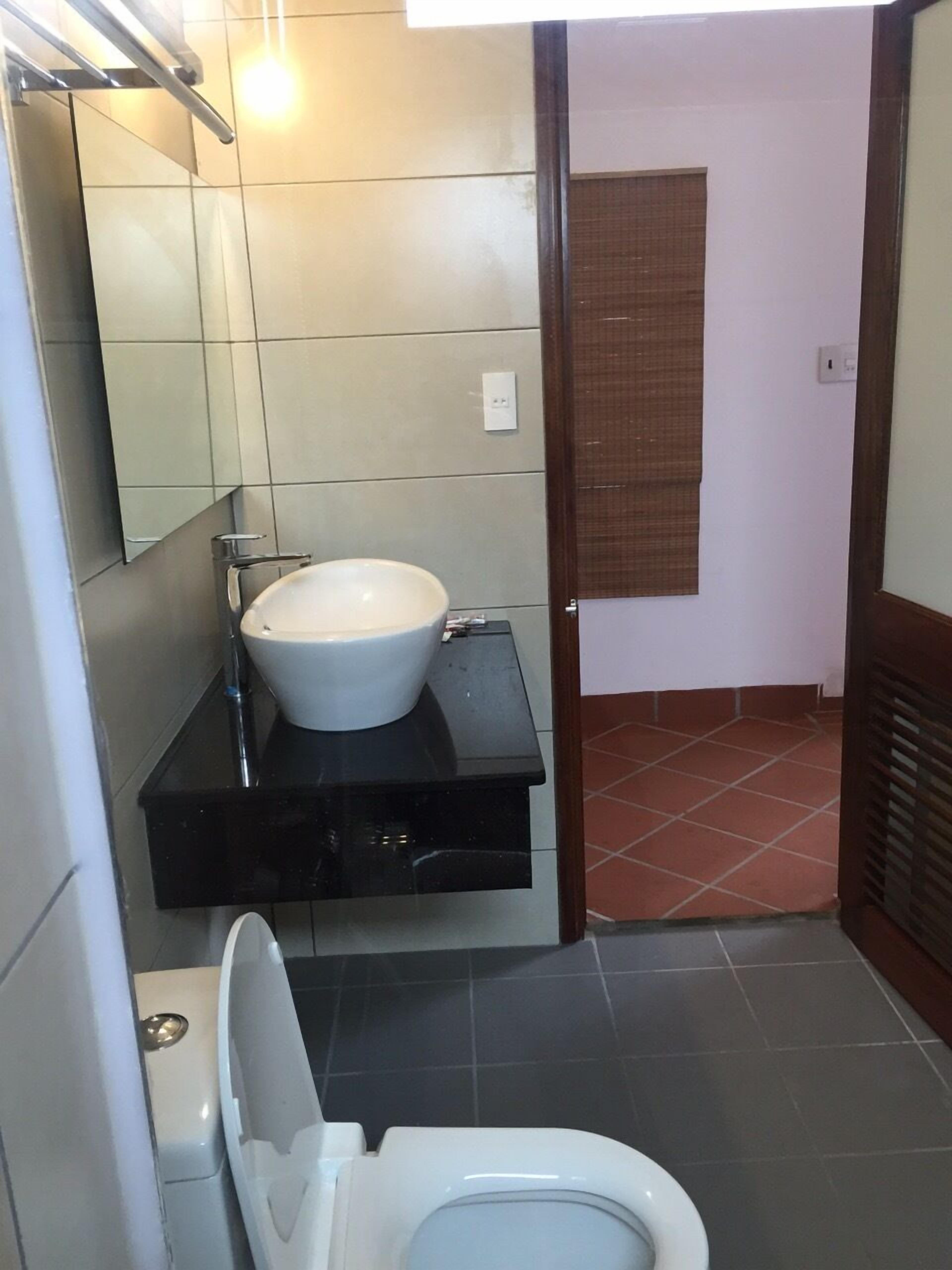 shower, free toiletries, hair dryer, slippers