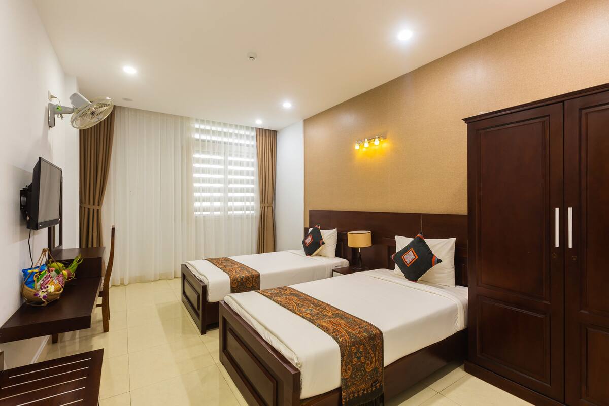 Minibar, in-room safe, desk, WiFi (free)