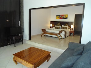 Minibar, in-room safe, desk, iron/ironing board