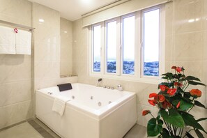 Presidential Suite | Deep soaking bathtub