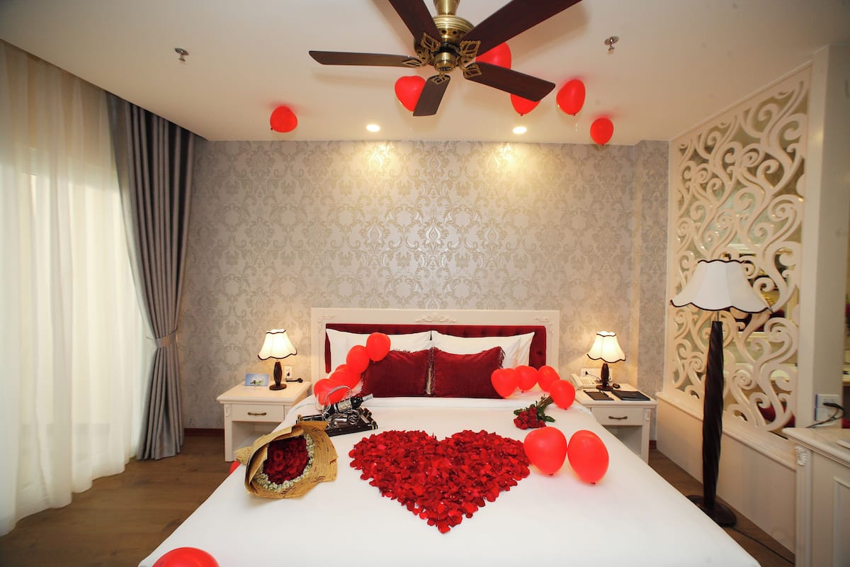 ملاءات للفراش لا تسبب الحساسية وخزنة داخل الغرفة ومكتب