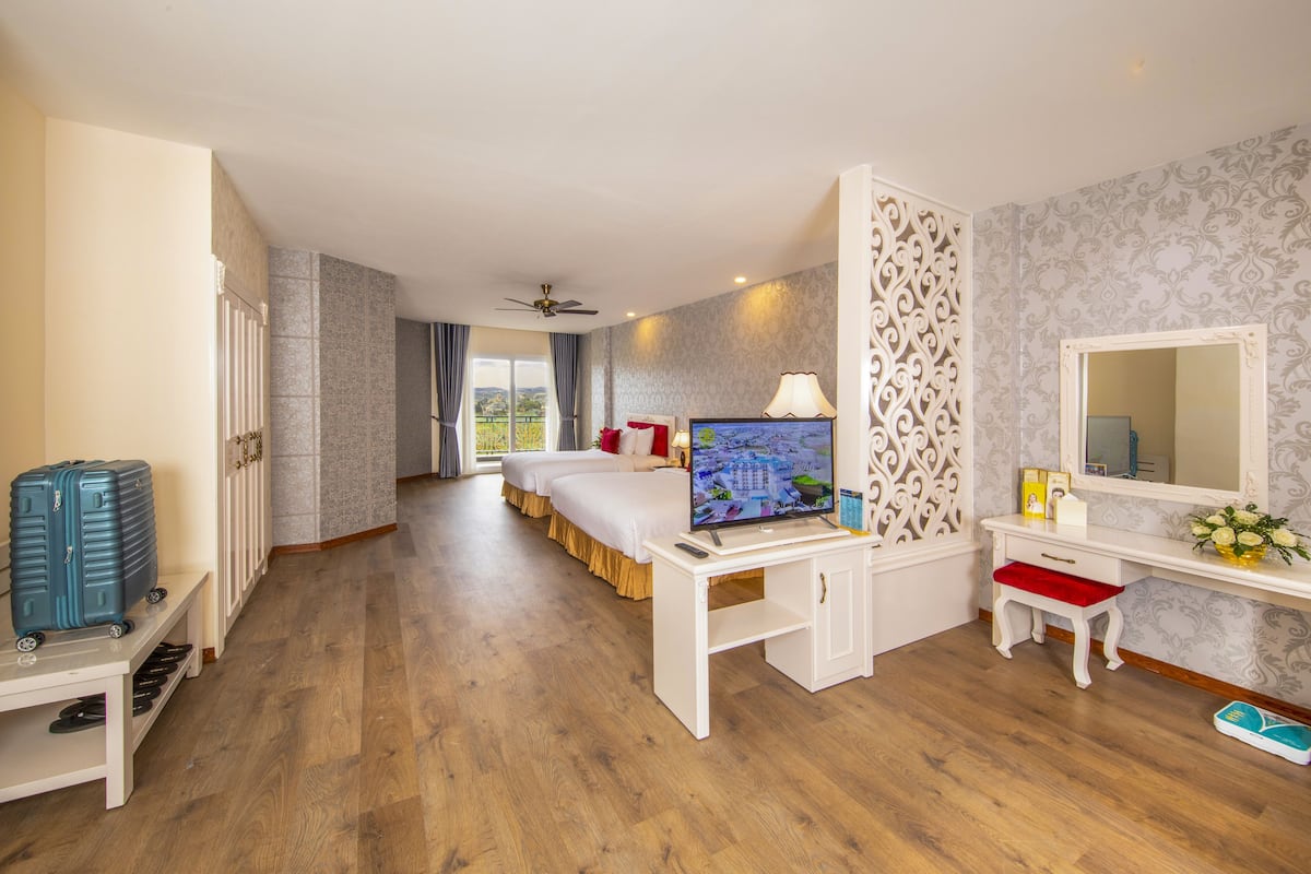 Tripla Junior, vista valle (Suite) | 1 camera, biancheria da letto ipoallergenica, una cassaforte in camera