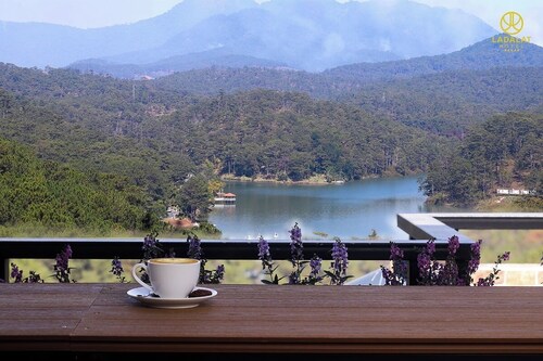 Ladalat Hotel