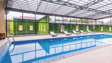 屋内プール、営業時間 6:00 ~ 20:00、サンラウンジャー