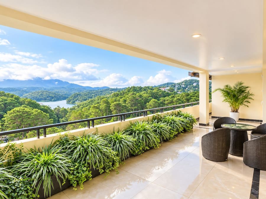 Ein Balkon mit Blick auf einen See und Berge, ausgestattet mit Korbmöbeln und einem Tisch.