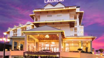 Fachada de la propiedad por la tarde o noche