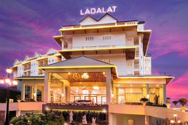 Depan hartanah - siang/malam