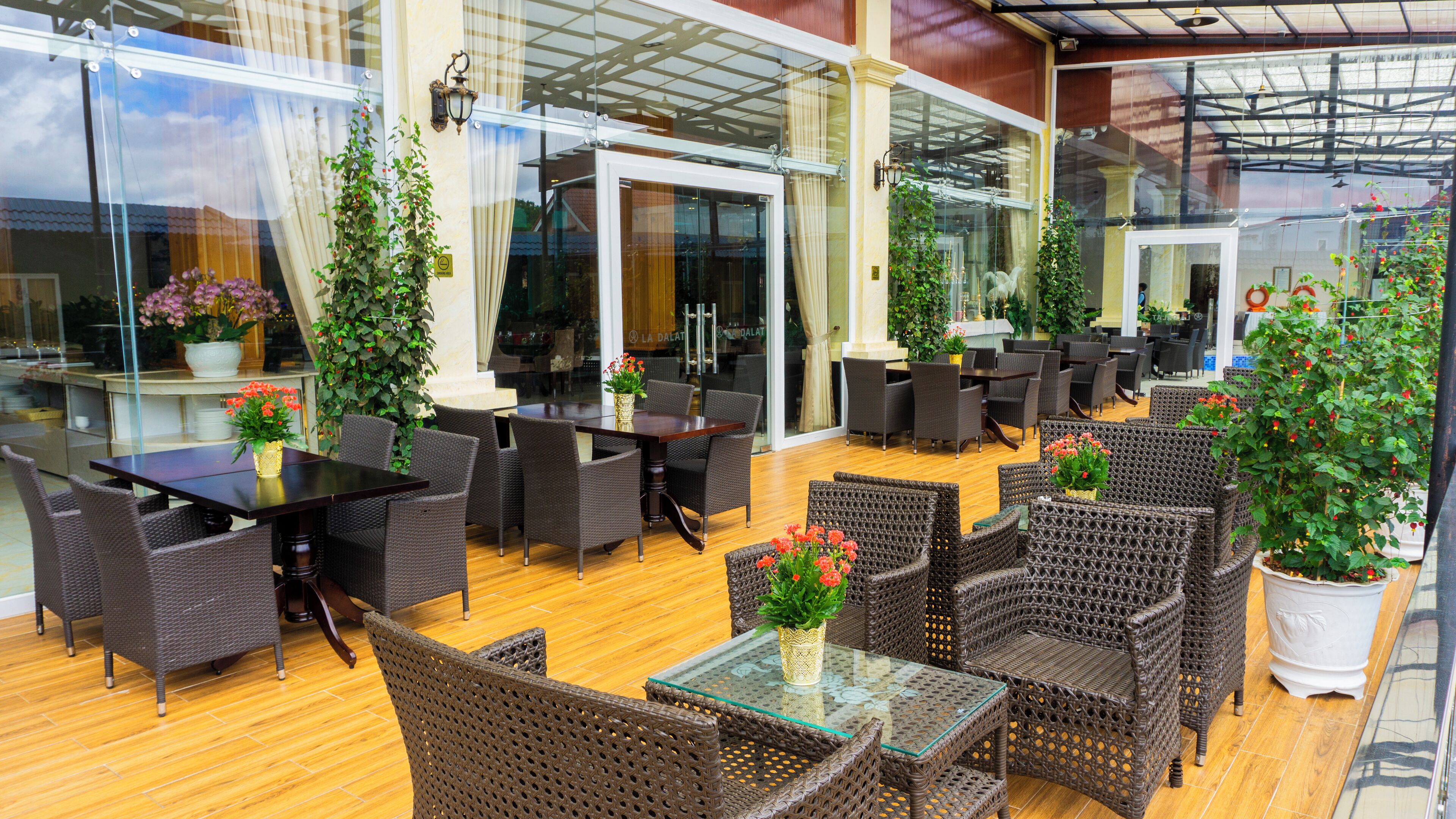 Daily buffet breakfast (VND 290000 per person)