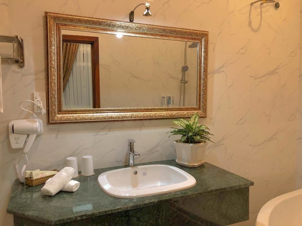 deluxe twin room | bathroom | shower, free toiletries, hair dryer, slippers