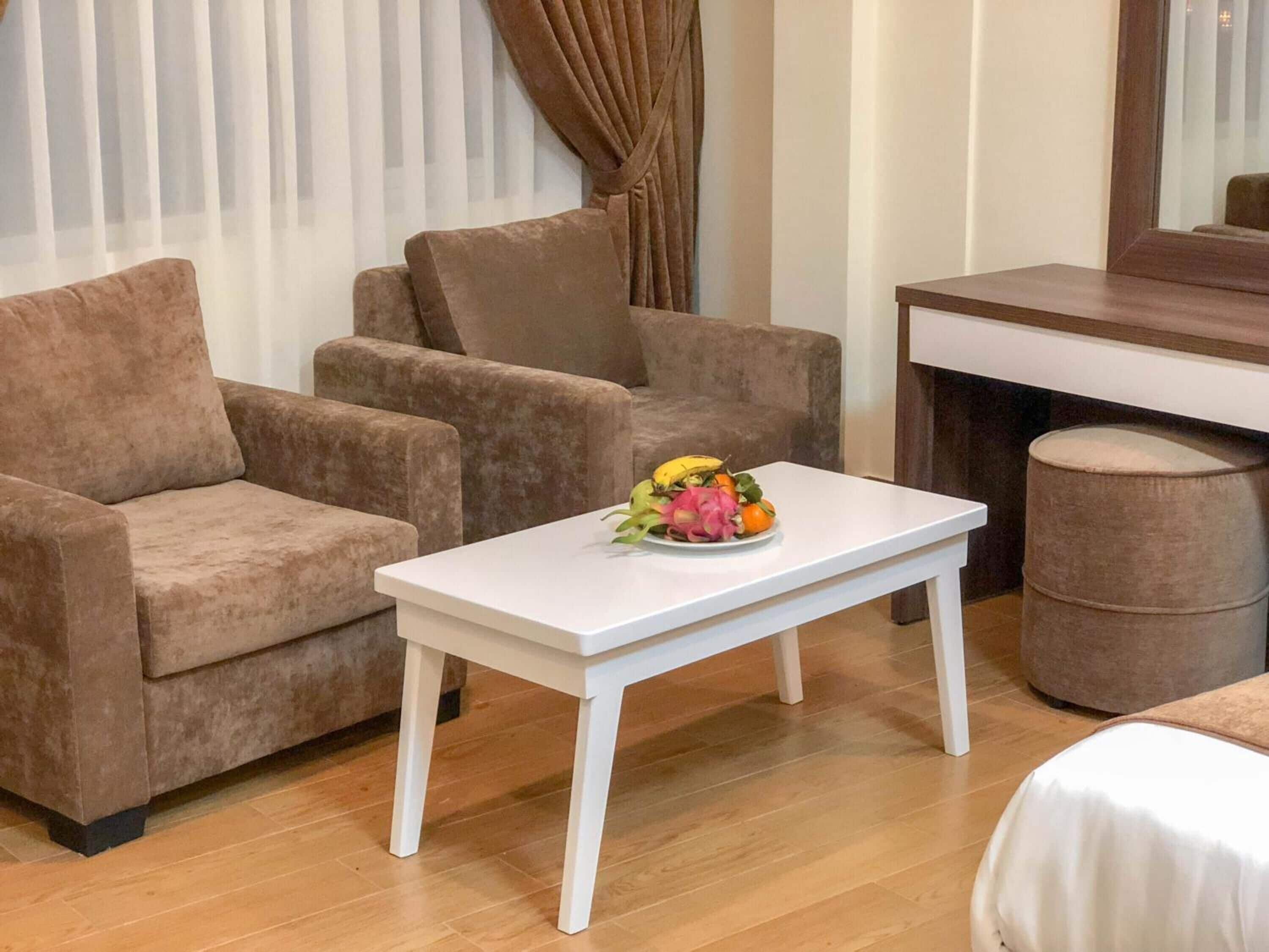 deluxe twin room | living room | flat-screen tv