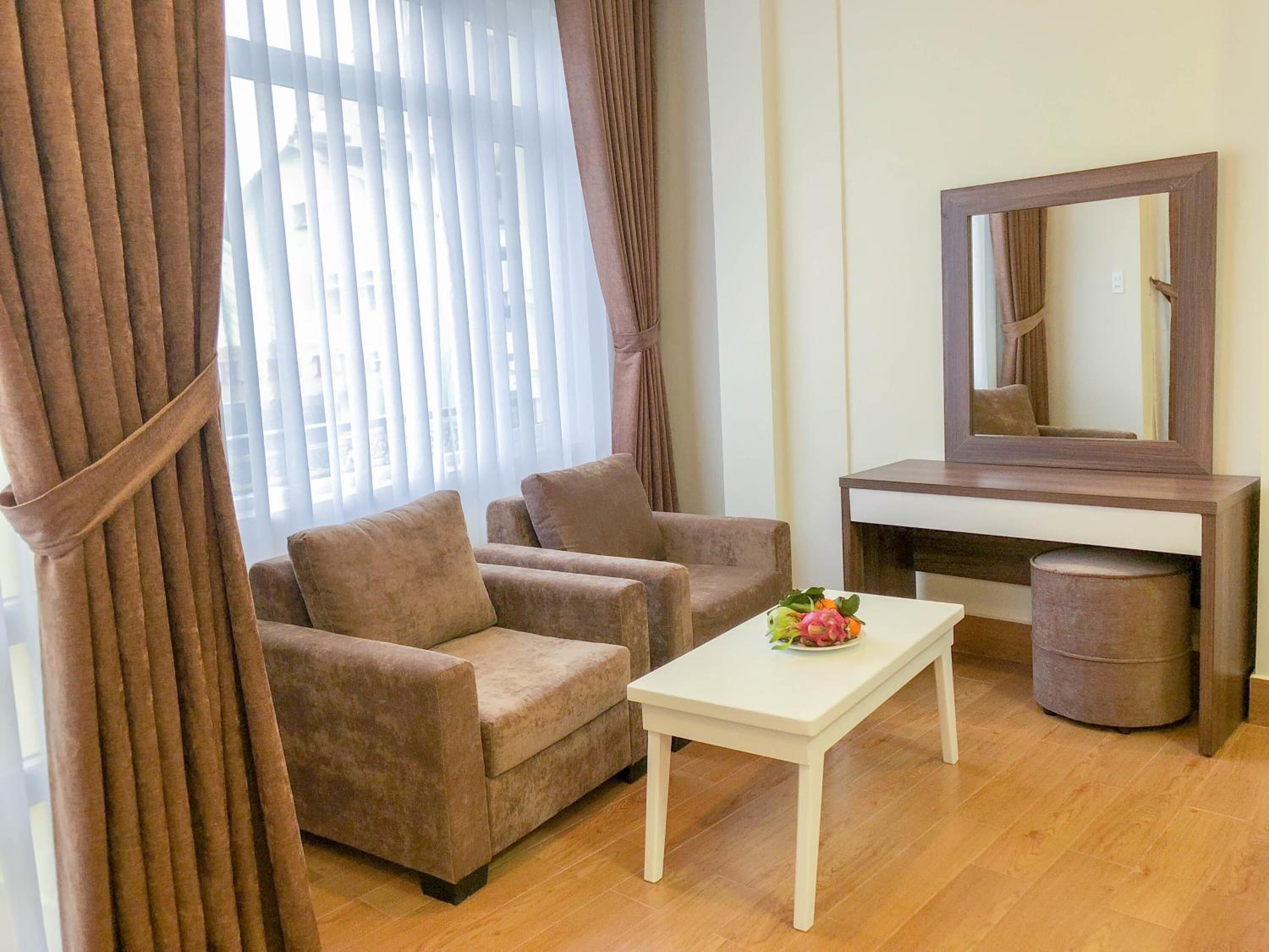 deluxe twin room | living room | flat-screen tv
