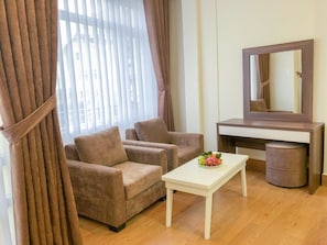 Deluxe Twin Room | Living room | Flat-screen TV - Hana Dalat Hotel (하나호텔) (Da Lat)