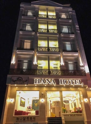 Front of property – evening/night - Hana Dalat Hotel (하나호텔) (Da Lat)