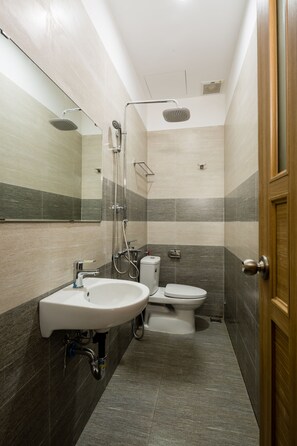 Hair dryer, slippers, towels - Fedora Hostel (Da Nang)