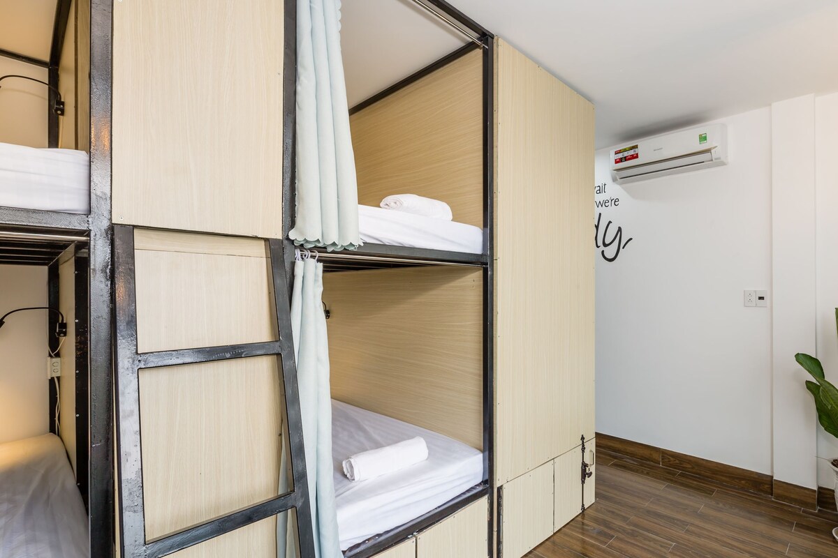 Bed in 6 Beds Shared Dorm, Park View | Desk, free WiFi, bed sheets