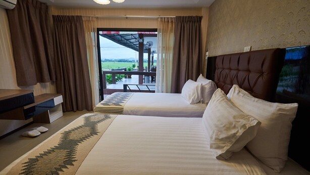 Habitación de hotel con cama, escritorio y vistas al exterior.